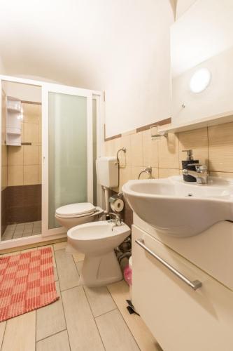 a bathroom with a toilet and a sink at Casa Vacanza Teti in Marina di Ragusa