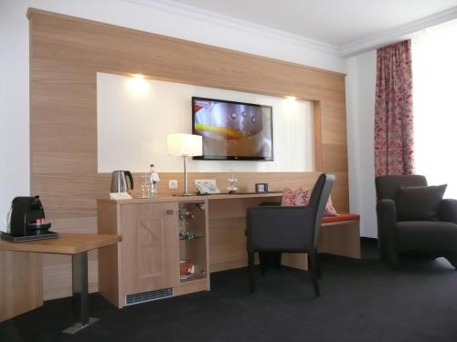 TV a/nebo společenská místnost v ubytování Hotel Garni Rheinpracht