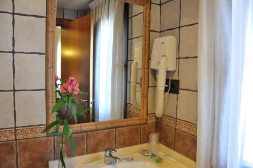 Ett badrum på Hotel Medina de Toledo