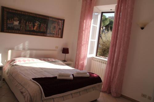 um quarto com uma cama e uma janela em Appartament Piramide Cestia em Roma