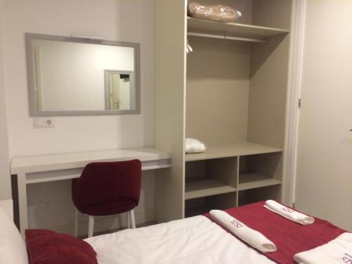 Una cama o camas en una habitación de ÍSIS Guest House