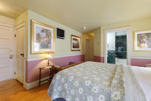 a bedroom with a bed and a window at After Eight Bed and Breakfast in Ronks