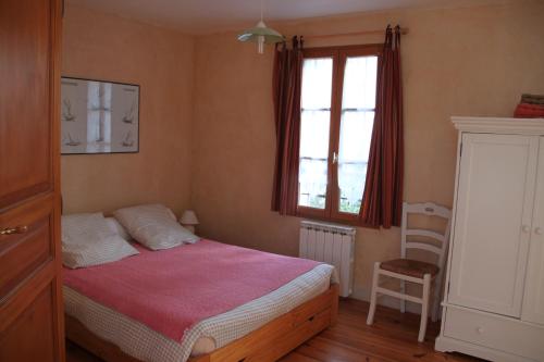 une petite chambre avec un lit et une fenêtre dans l'établissement Maison du cheval, à Concarneau