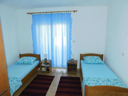 a bedroom with two beds and a window at Apartment Mršo in Podstrana