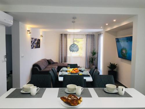 Basina的住宿－HOLIDAY HVAR lux，客厅配有桌子和沙发