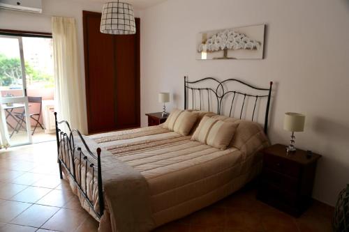 En eller flere senge i et værelse på Praia da Rocha, Algarve Sunny Apartment