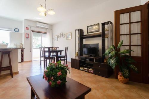 Praia da Rocha, Algarve Sunny Apartment