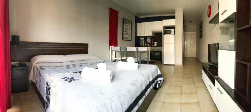 アデへにあるMareverde, Costa Adeje, pool view terraceのベッドルーム(大型ベッド1台付)、キッチン