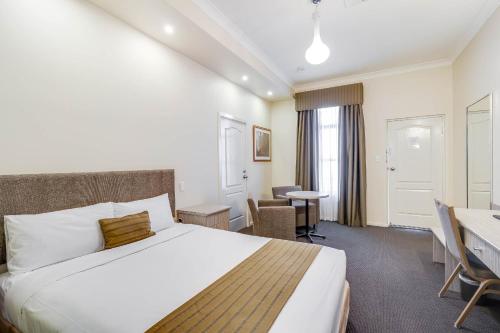 Ένα ή περισσότερα κρεβάτια σε δωμάτιο στο Prince of Wales Hotel