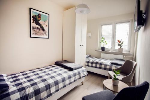 1 dormitorio pequeño con 2 camas, mesa y sillas en Chmielna - City Center Residence, en Varsovia
