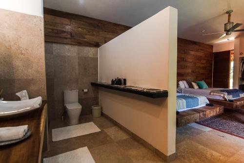 Ett badrum på Samora Luxury Resort
