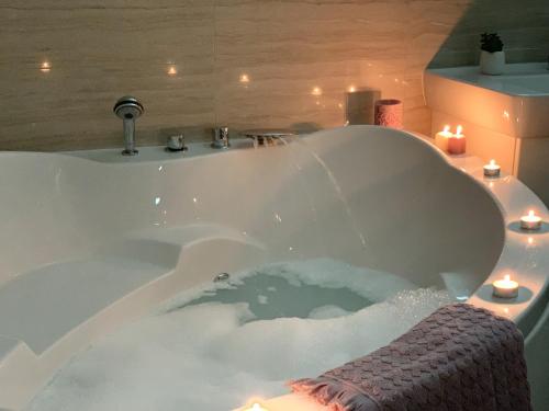 eine Badewanne mit Wasser im Bad in der Unterkunft Villa Mia in Marina