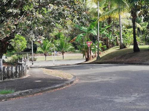 a street with a yield sign on the side of the road at Casa completa en Gamboa, Canal de Panamá in Gamboa