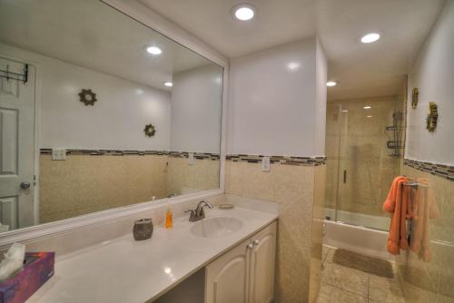 y baño con lavabo y ducha. en Hollywood apartment by the sea, en Hollywood