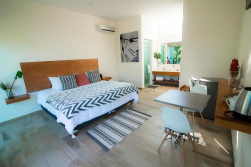 Schlafzimmer mit einem Bett, einem Tisch und einem Schreibtisch in der Unterkunft Siete Cielos in La Laguna