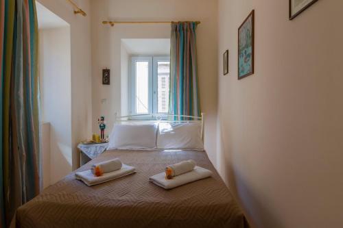 A bed or beds in a room at Heart of the old town apartment