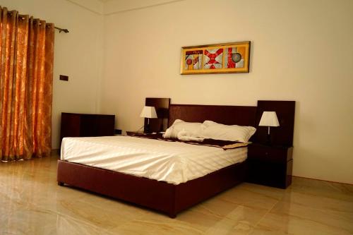 RJ Mahaal Hotel tesisinde bir odada yatak veya yataklar