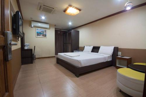 Телевизор и/или развлекательный центр в Khon Kaen Ruenrom Hotel