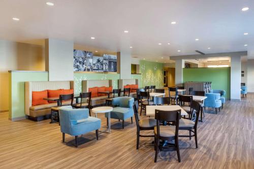 a restaurant with tables and chairs in a room at Sleep Inn & Suites Tampa South in Tampa