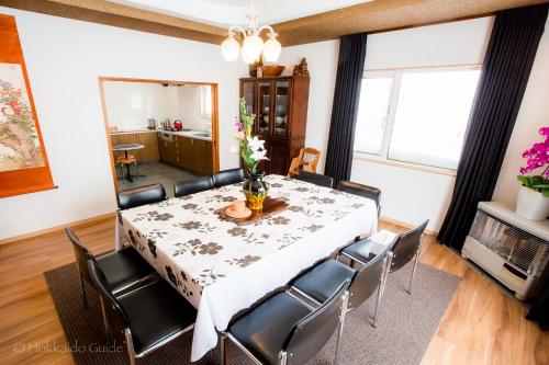 a dining room with a table and chairs at RUSUTSU HOLIDAY CHALET in Rusutsu