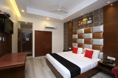 A bed or beds in a room at Hotel Shagun Chandigarh Zirakpur