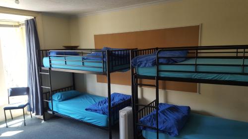 Ein Etagenbett oder Etagenbetten in einem Zimmer der Unterkunft Rucksacker Backpacker Hostel