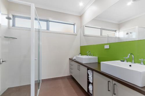 Bilik mandi di Comfort Inn & Suites Warragul