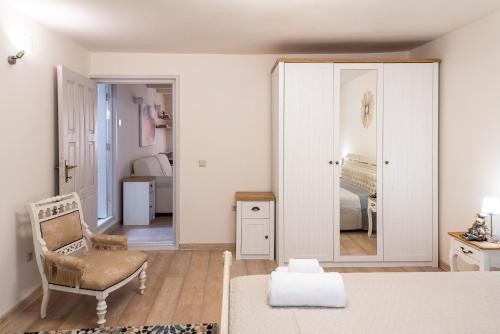 ein Wohnzimmer mit einem Stuhl und einem Spiegel in der Unterkunft Gruia Lofts in Cluj-Napoca