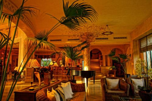 a living room with potted plants and a piano at Africa Jade Thalasso in Korba
