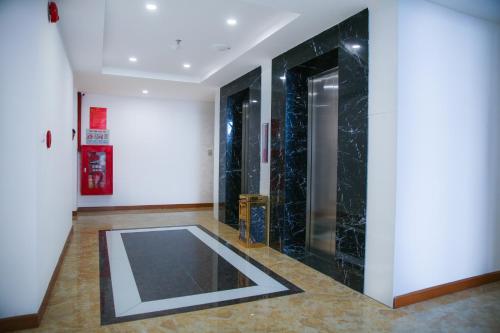 a room with a large black marble wall at Long Anh Hotel in Thanh Hóa