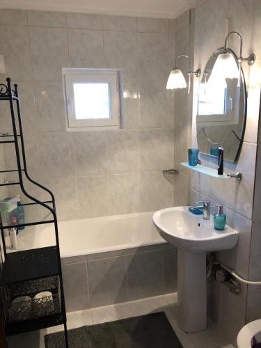 Ένα μπάνιο στο Blue Apartment