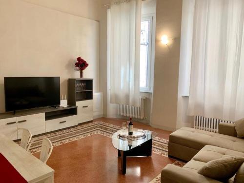Μια τηλεόραση ή/και κέντρο ψυχαγωγίας στο Regis Condo