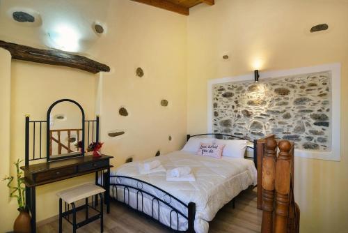 ein Schlafzimmer mit einem Bett und einem Schreibtisch in einem Zimmer in der Unterkunft George & Helen's House in Ayiá