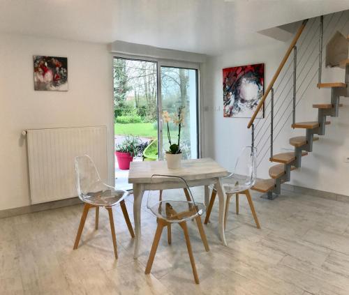 une salle à manger avec une table et deux chaises dans l'établissement La Ferme Wessière, à Oye-Plage
