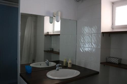 La salle de bains est pourvue de 2 lavabos et d'un miroir. dans l'établissement Maison Cahors, à Cahors