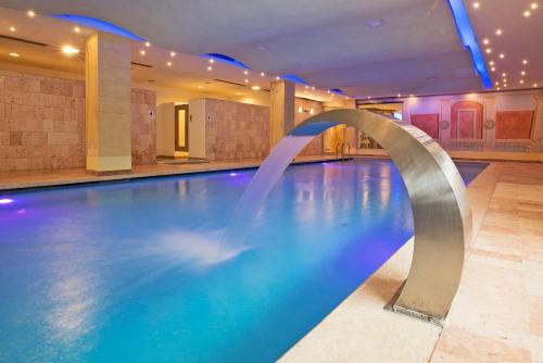 a swimming pool in a hotel with a swimming pool at Hotel Maggior Consiglio in Treviso
