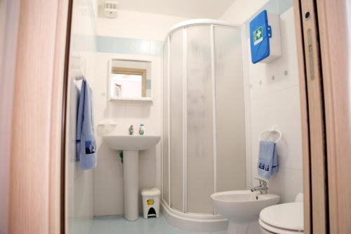 La salle de bains est pourvue d'une douche, d'un lavabo et de toilettes. dans l'établissement La stella di Montalbano con parcheggio privato, à Punta Secca