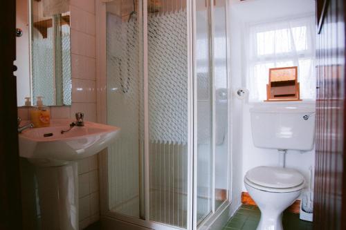 Ett badrum på Beagh Cottage