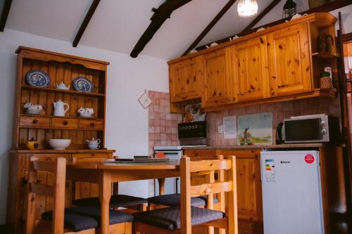 Кухня или мини-кухня в Beagh Cottage
