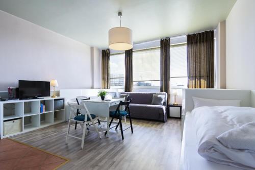ベルリンにあるTrendy Apartmentsのベッドルーム1室(ベッド1台、テーブル、椅子付)
