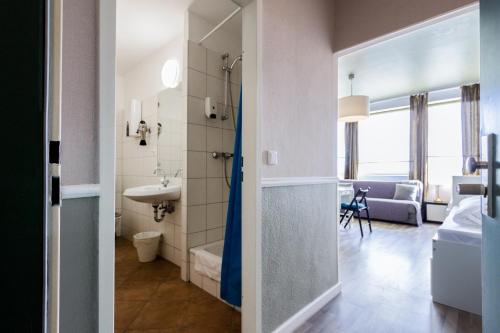 ein Bad mit einer Dusche und einem Waschbecken in einem Zimmer in der Unterkunft Trendy Apartments in Berlin