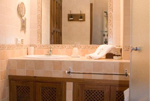 a bathroom with a sink and a mirror at Abuela Pastora in El Torno