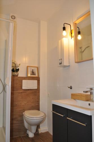 a bathroom with a toilet and a sink at Ferienhäuser Dornumersiel in Dornumersiel
