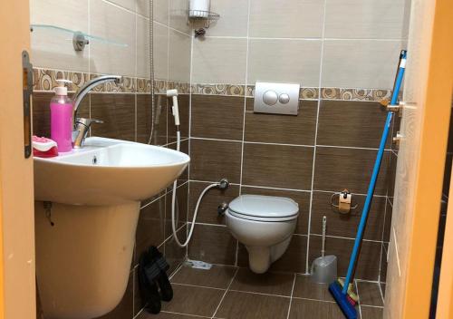 małą łazienkę z toaletą i umywalką w obiekcie Rahal Beşyıldız Apart w mieście Trabzon