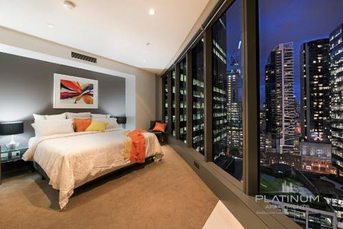 Un pat sau paturi într-o cameră la Platinum Luxury Stays at Freshwater Place