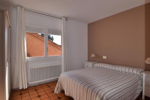 サン・フェリウ・デ・ギホルスにあるSant sebastià 3のベッドルーム1室(ベッド1台、大きな窓付)
