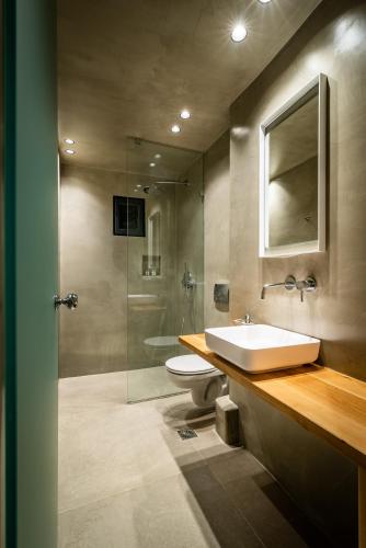 a bathroom with a sink and a toilet and a shower at San Giorgio in Fira