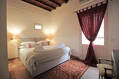 1 dormitorio con cama y ventana en Monti Bespoke, en Roma