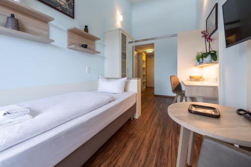 a room with a bed and a table at Trip Inn Residence City Center in Frankfurt/Main