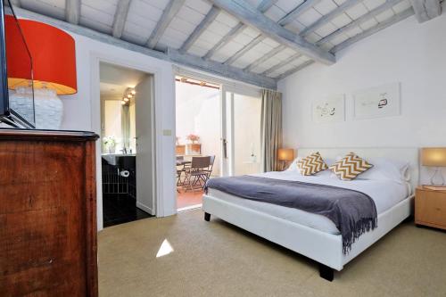1 dormitorio con 1 cama y TV en Monti Charme - My Extra Home, en Roma